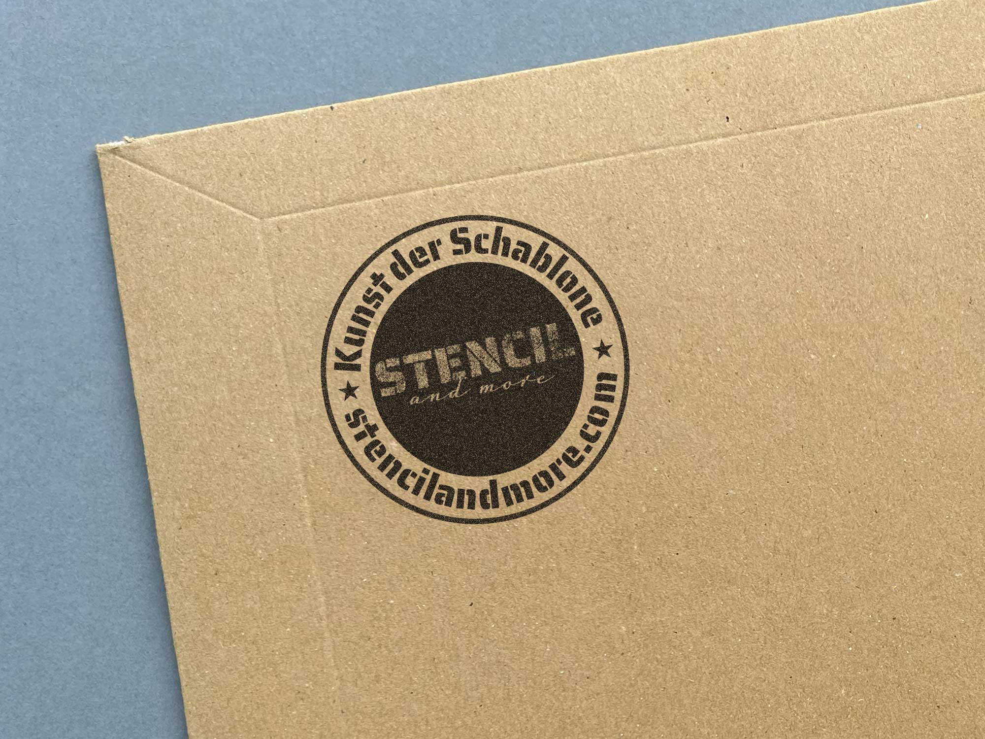 @stencilandmore Umschag mit dem Logo von @stencilandmore